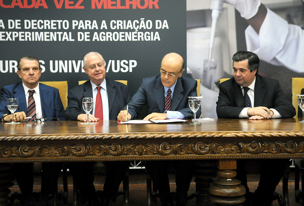 (Ao centro) Barros Munhoz e Jos Serra <a style='float:right;color:#ccc' href='https://www3.al.sp.gov.br/repositorio/noticia/03-2010/CONVENIOJAUMAC 17.jpg' target=_blank><i class='bi bi-zoom-in'></i> Clique para ver a imagem </a>